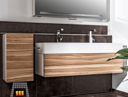 Modernes und stilvolles Badezimmer, welches durch seine dunklen Fliesen und den schlicht gehaltenen Möbelstücken in Holz zeitlos ist