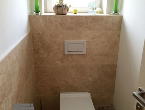 Badezimmer mit sandfarbenen Wandfliesen - harmonisiert perfekt miteinander.