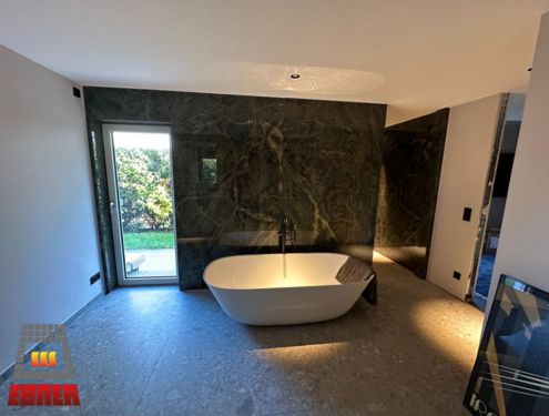 Elegantes Badezimmer mit Heritage Emerald und Ceppo Großformatfliesen und natürlich FORMTILE Waschbecken aus dem Hause Ebner.