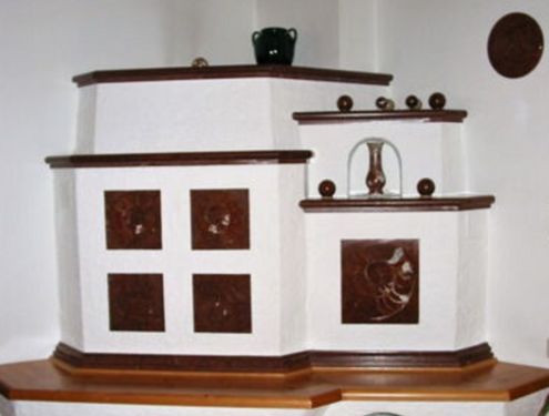Gemauerter Ofen mit Adneter Marmor und Ofenbank aus Holz