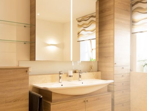 Ein Badezimmer im Landhausstil mit freundlichem Farbkonzept und gemütlicher Atmosphäre