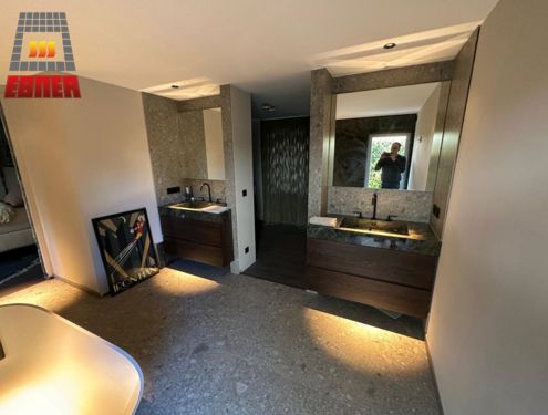 Elegantes Badezimmer mit Heritage Emerald und Ceppo Großformatfliesen und natürlich FORMTILE Waschbecken aus dem Hause Ebner.