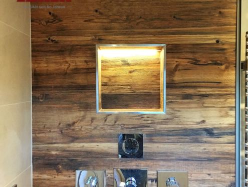 Holzoptikfliesen verleihen jedem Badezimmer einen besonderen Charme - hier ist ein perfektes Beispiel.