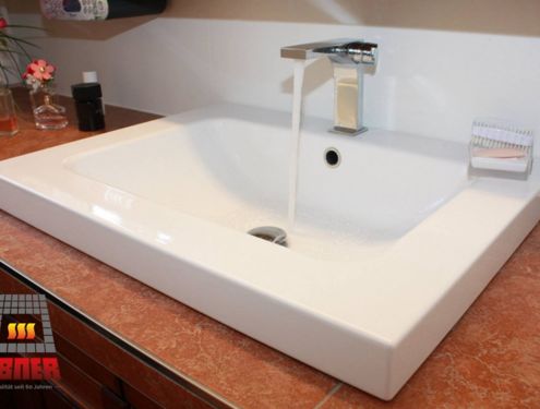 Adneter Marmor - edel, einzigartig, klassisch, nobel und perfekt für dieses Badezimmer.