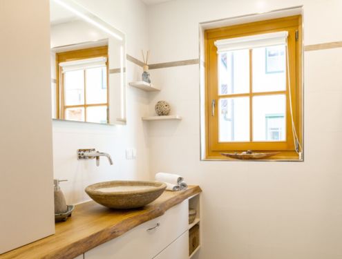 Gerade bei Badumbauten in schon länger bestehenden Wohnungen und Häusern steht man vor dem Problem, dass für die Neukonzeption des Badezimmers oft nur wenig Platz zur Verfügung steht.