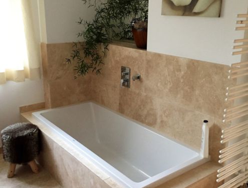 Badezimmer mit sandfarbenen Wandfliesen - harmonisiert perfekt miteinander.