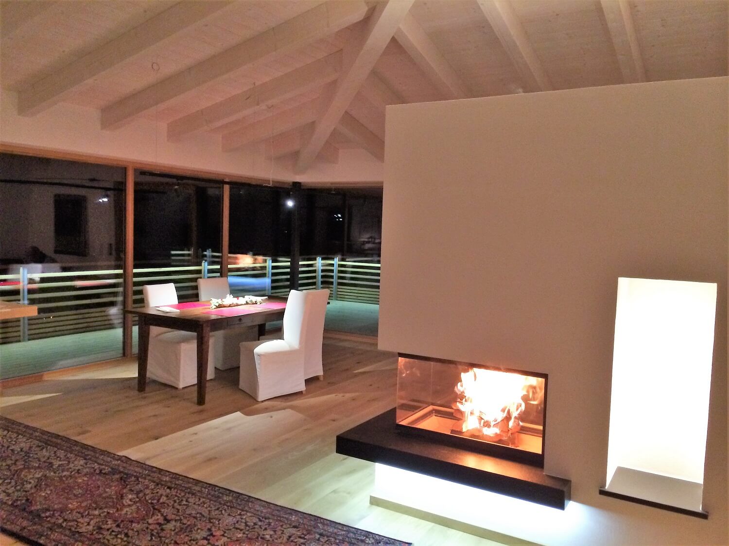 Moderner dreiseitiger Feuertisch mit Ledbeleuchtung als Raumteiler