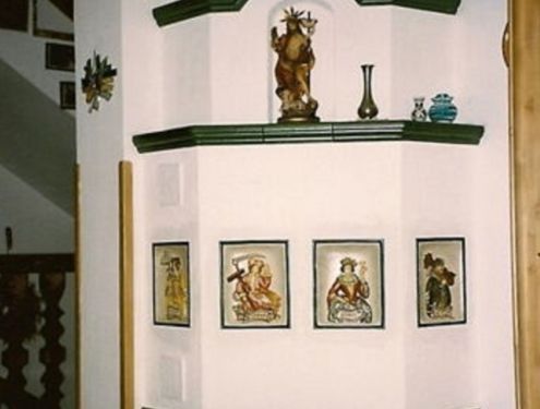 Gemauerter Vorhausofen mit handbemalten Kacheln, welche die vier Jahreszeiten zeigen