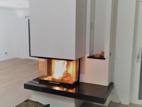 Moderner Ofen mit großer Holznische und Sitzbank