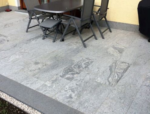 Moderne Terrasse aus Natursteinplatten