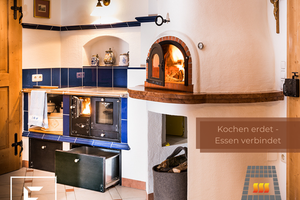 Wir sagen: „Kochen erdet und gemeinsam essen verbindet Leib und Seele“.