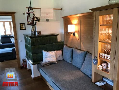 Kachelofen im Landhausstil mit gemütlichem Divan zum Entspannen