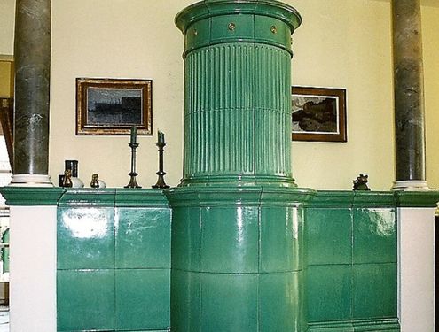 Grüner Stilofen mit handgemachten Kacheln