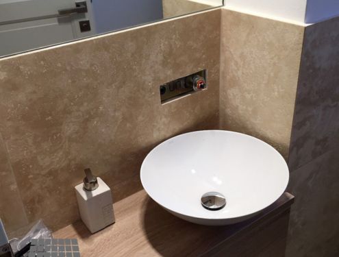 Badezimmer mit sandfarbenen Wandfliesen - harmonisiert perfekt miteinander.
