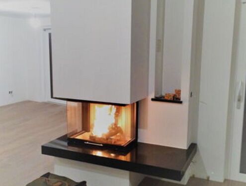 Moderner Ofen mit großer Holznische und Sitzbank
