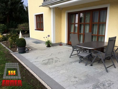 Moderne Terrasse aus Natursteinplatten