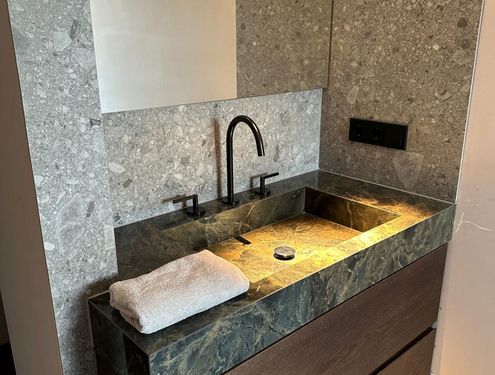 Elegantes Badezimmer mit Heritage Emerald und Ceppo Großformatfliesen und natürlich FORMTILE Waschbecken aus dem Hause Ebner.