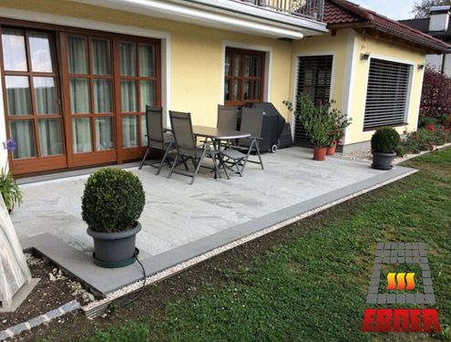 Moderne Terrasse aus Natursteinplatten