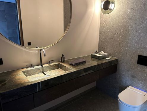 Elegantes Badezimmer mit Heritage Emerald und Ceppo Großformatfliesen und natürlich FORMTILE Waschbecken aus dem Hause Ebner.